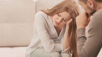 Pareja en una conversación difícil; una mujer luce cansada y pensativa mientras su esposo la observa. La imagen incluye el texto: “¿Qué pasa por su cabeza? Cuando tu pareja parece no entenderte”.