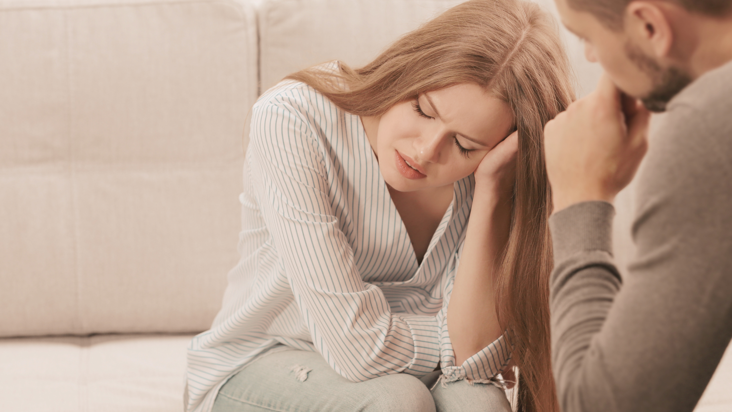 Pareja en una conversación difícil; una mujer luce cansada y pensativa mientras su esposo la observa. La imagen incluye el texto: “¿Qué pasa por su cabeza? Cuando tu pareja parece no entenderte”.